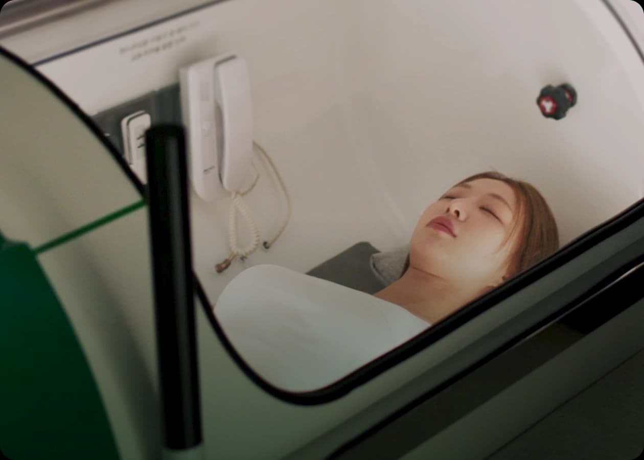 전문 관리 장비를 이용하는 모습